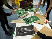 Mitarbeiterinnen einer Kindertagesstätte bereiten Plakate für die Kundgebung in Lausanne vor. (Bild: Keystone/JEAN-CHRISTOPHE BOTT)