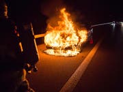 Am Montagabend brannte auf der Autobahn A4 in der Nähe von Baar ZG ein Auto lichterloh. (Bild: Zuger Strafverfolgungsbehörde)
