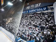 Die Ambri-Fans überzeugen choreographisch. (Bild: KEYSTONE/ALESSANDRO CRINARI)