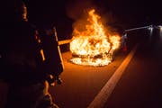 Das Fahrzeug hat auf der Autobahn A4a Feuer gefangen. (Bild: Zuger Polizei)