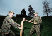 Damian Baumann (links) und Thomas Brand beim Aufbau zum 105. Morgartenschiessen. (Bild: Stefan Kaiser (13. November 2018))