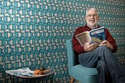 Rolf Scheuber blättert im Nidwaldner Kalender 2019. (Bild: Corinne Glanzmann (Stans, 13. November 2018))