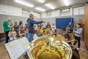 Jonas Raeber (links) und Pirmin Rohrer proben mit der Klasse 5a im Schulhaus Sprengi in Emmenbrücke. (Bild: Pius Amrein)
