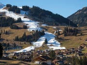 Schnee im Winter wird in vielen Regionen der Schweiz immer seltener und oftmals nur noch aus der Schneekanone anzutreffen sein. (Bild: KEYSTONE/PETER SCHNEIDER)