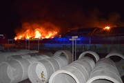 Die brennende Halle der Firma Müller, im Vordergrund Betonelemente (Bild: Luzerner Polizei)