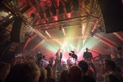 Auch das Luzerner Konzerthaus Schüür ist von den umstrittenen Viagogo-Geschäftspraktiken betroffen – hier ein Konzert von «Züri West». (Bild: Roger Grütter (Luzern, 16. Oktober 2017))