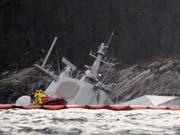 Am Dienstagmorgen ragten nur noch der Radarturm und Teile des Hecks der «Helge Ingstad» aus dem Wasser. (Bild: Keystone/AP/MARIT HOMMEDAL)