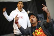 Die Rapper Pratchayaa Surakamchonrot alias Jacoboi (rechts) und Dechathorn Bamrungmuang alias Hockhacker sind Teil des Kollektivs «Rap Against Dictatorship». (Bild: Diego Azubel/EPA, Bangkok, 9. November 2018)