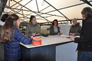 Schülerinnen lassen sich vor Ort über Lehrberufe informieren. (Bild: PD)