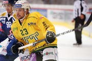 Adam Rundqvist (vorne) war Ausgangspunkt bei Thurgaus Shorthander zum 3:1. Der Treffer kurz vor der ersten Drittelspause war wegweisend. (Bild: Mario Gaccioli, Kloten, 22. September 2018)