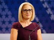 Die Demokratin Kyrsten Sinema hat den umkämpften Senatssitz in Arizona errungen. Die Republikaner behalten aber weiterhin die Mehrheit im Senat. (Foto: Matt York/AP Archiv) (Bild: KEYSTONE/AP/MATT YORK)