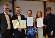 Stiftungspräsident Matthias Hotz, die Preisträger Elia Klingebiel, Adrian Irminger und Anja Höneisen und Regierungsrätin Monika Knill. (Bild: Margrith Pfister-Kübler)