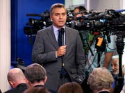 Der US-Fernsehsender CNN hat das Weisse Haus wegen der Aussperrung seines Reporters Jim Acosta (im Bild) verklagt. (Bild: KEYSTONE/AP/EVAN VUCCI)