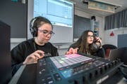 Während der Projektwoche komponieren einige Sekschüler auch elektronische Lieder. (Bild: Pius Amrein (Schötz, 13. November 2018))