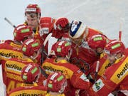 Biels Spieler liegen sich nach dem Sieg in den Armen. (Bild: KEYSTONE/PETER SCHNEIDER)