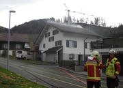 Die Feuerwehr beim Löscheinsatz in Rothenthurm. (Bild: Schwyzer Polizei)