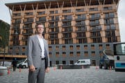 Der CEO der Andermatt Swiss Alps, Franz-Xaver Simmen, vor den Gotthard Residences in Andermatt. (Bild: Boris Bürgisser)