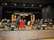 In Trübbach feierten die 2-Länder Musikanten mit einem tollen Konzert ihr 25-Jahr-Jubiläum. Hans Köppel führte witzig durchs Programm und griff auch zum Bass. (Bild: Pius Bamert)
