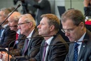 Der Luzerner Finanzdirektor Marcel Schwerzmann (zweiter von rechts) würde eine Verschiebung der Finanzreform «sehr bedauern». Rechts von ihm Bildungsdirektor Reto Wyss, links Robert Küng, Paul Winiker und Guido Graf. ((Bild: Nadia Schärli (Luzern, 22. Oktober 2018))