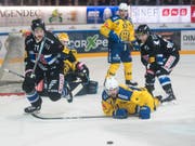 Ein Bild mit Symbolgehalt. Der HC Davos liegt am Boden. (Bild: KEYSTONE/ADRIEN PERRITAZ)