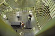 Gülden oder rostig? Die Stimmung unter dem St. Galler Staatspersonal – im Bild das Foyer des Justizdepartements – ist Ansichtssache. (Bild: Ralph Ribi)
