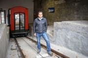 Roland Streule, technischer Leiter der Mühleggbahn, in der Talstation vor der neuen Kabine. (Bild: Raphael Rohner - 13. November 2018)