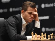 Magnus Carlsen auf der Suche nach dem genialen Zug. (Bild: KEYSTONE/EPA/FACUNDO ARRIZABALAGA)