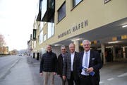 Die Bauherren Bruno Konrad (von links), Georg Peter, Elmar Jud und der Stadtpräsident Thomas Müller eröffnen das Parkhaus. (Bild: Jolanda Riedener)