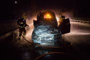 Im Einsatz standen unter anderen Mitarbeitende der Stützpunktfeuerwehr Zug. (Bild: Zuger Polizei)
