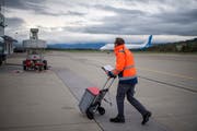 Eichmeister im Einsatz: Martin Keller muss einen Tanklaster am Flugplatz Altenrhein prüfen. Im Hintergrund zu sehen "die Boje" - der Messtank. (Bild: Benjamin Manser)