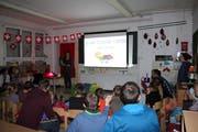 Schüler und Eltern hören sich im Klassenzimmer der Schule Bürglen die kunterbunten Geschichten der Erzählnacht an. (Bild: PD)