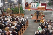 In der Eucharistiefeier dirigiert Ruth Mory-Wigger die Nidwaldner Kirchenchöre. (Bild: Edi Ettlin (Wolfenschiessen, 11. November 2018))