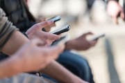Ein 17-jähriger Luzerner soll eine 14-Jährige mit Nacktfotos erpresst haben. Der Jugendliche wurde festgenommen. (Symbolbild: Christof Schürpf/Keystone)