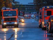 Feuerwehr unterwegs in einem Industriepark im Frankfurter Stadtteil Griesheim. Ein mit einer flüssigen Chemikalie beladener Lastwagen war bei einem Unfall umgekippt. (Bild: Keystone/DPA/ARNE DEDERT)