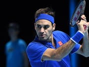 Roger Federer fokussiert den Ball. (Bild: KEYSTONE/EPA/ANDY RAIN)