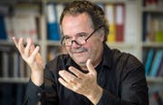 Professor Damian Miller hat ein Buch verfasst, in dem er sich mit Jürg Jegges «Dummheit ist lernbar» kritisch auseinandersetzt. (Bild: Reto Martin)