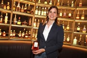 F+B-Managerin Sandra Rombach mit dem «Hotel Uzwil Whisky». (Bild: Philipp Stutz)
