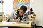 Jugendliche mit dem Ausweis N dürfen die Schule abschliessen, können danach aber keine Lehre beginnen. (Bild: Donato Caspari)
