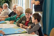 Alt und Jung spielen am Generationen-Jassturnier zusammen. (Bild: PD)