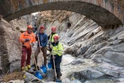 Sie legen Hand an beim neuen Bau: (von links) Hans Furger, Porr Suisse AG, Alexander Walker, Amt für Energie Uri, Hanspeter Maeder, Geschäftsführer Kraftwerk Göschenen AG und Peter Tresch, Leiter Kraftwerk Göschenen. (Bild: KWG)