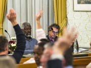 Über die Suspendierung der Gemeinderäte von Vevey, Michel Agnant (links) und Jérôme Christen (rechts), soll nun der Waadtländer Staatsrat entscheiden. (Bild: Keystone/JEAN-CHRISTOPHE BOTT)