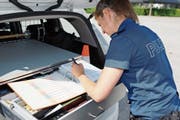 Rapporte aufnehmen, Protokolle schreiben, Patrouillenfahrten absolvieren – die Arbeit als Polizistin ist vielfältig. (Bild: Erich Brassel)