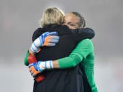 Martina Voss-Tecklenburg umarmte nach dem Schlusspfiff Torhüterin Gaëlle Thalmann (Bild: KEYSTONE/WALTER BIERI)