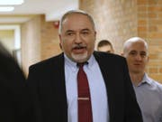Avigdor Lieberman am Mittwoch in Jerusalem auf dem Weg zum Parlament. Er tritt zurück aus Protest gegen die mit militanten Palästinensergruppen im Gazastreifen vereinbarte Feuerpause. (Bild: Keystone/AP/ARIEL SCHALIT)