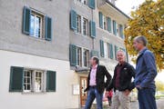 Augenschein vor dem Wohnhaus Mettenweg: Gemeinderäte Martin Mathis, Markus Elsener und Heimleiter Markus Kayser (von links). (Bild: Matthias Piazza (Stans, 12. November 2018))