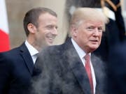 Im Streit über Tweets: Frankreichs Präsident Emmanuel Macron (Links) und US-Präsident Donald Trump. (Bild: KEYSTONE/EPA/IAN LANGSDON)