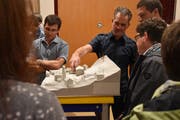 Architekt Florian Schällibaum erklärt den Interessierten das Neubau-Projekt anhand eines Modells. (Bild: Timon Kobelt)