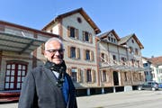 Gemeindepräsident Stephan Tobler vor dem Mostereigebäude. (Bild: Donato Caspari)