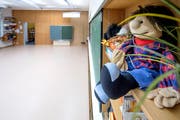 Leer geräumt: Die Schulzimmer im Schulhaus Höfli in Ebikon dürfen nicht mehr benutzt werden, weil die Naphthalinwerte in der Raumluft zu hoch sind. (Bild Pius Amrein, 6. Juli 2018)