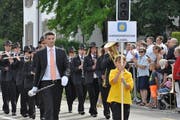 Beim Parademusik-Wettbewerb am Kreismusiktag 2018 in Uzwil spielte die HMF auswendig. Dirigent Michael Müller ist überzeugt, dass sich das Korps ohne Noten besser präsentiert.(Bild: Zita Meienhofer, 16. Juni 2018)